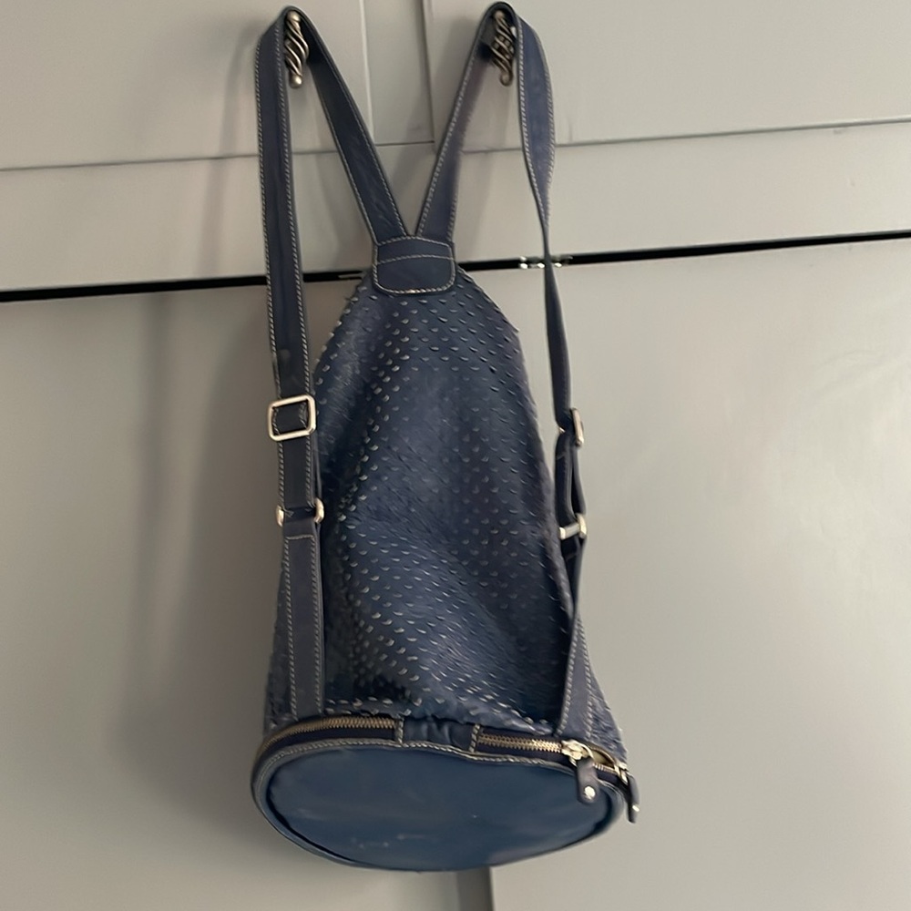 Great leather purse bought in Italy years ago. Still fair plus condition!